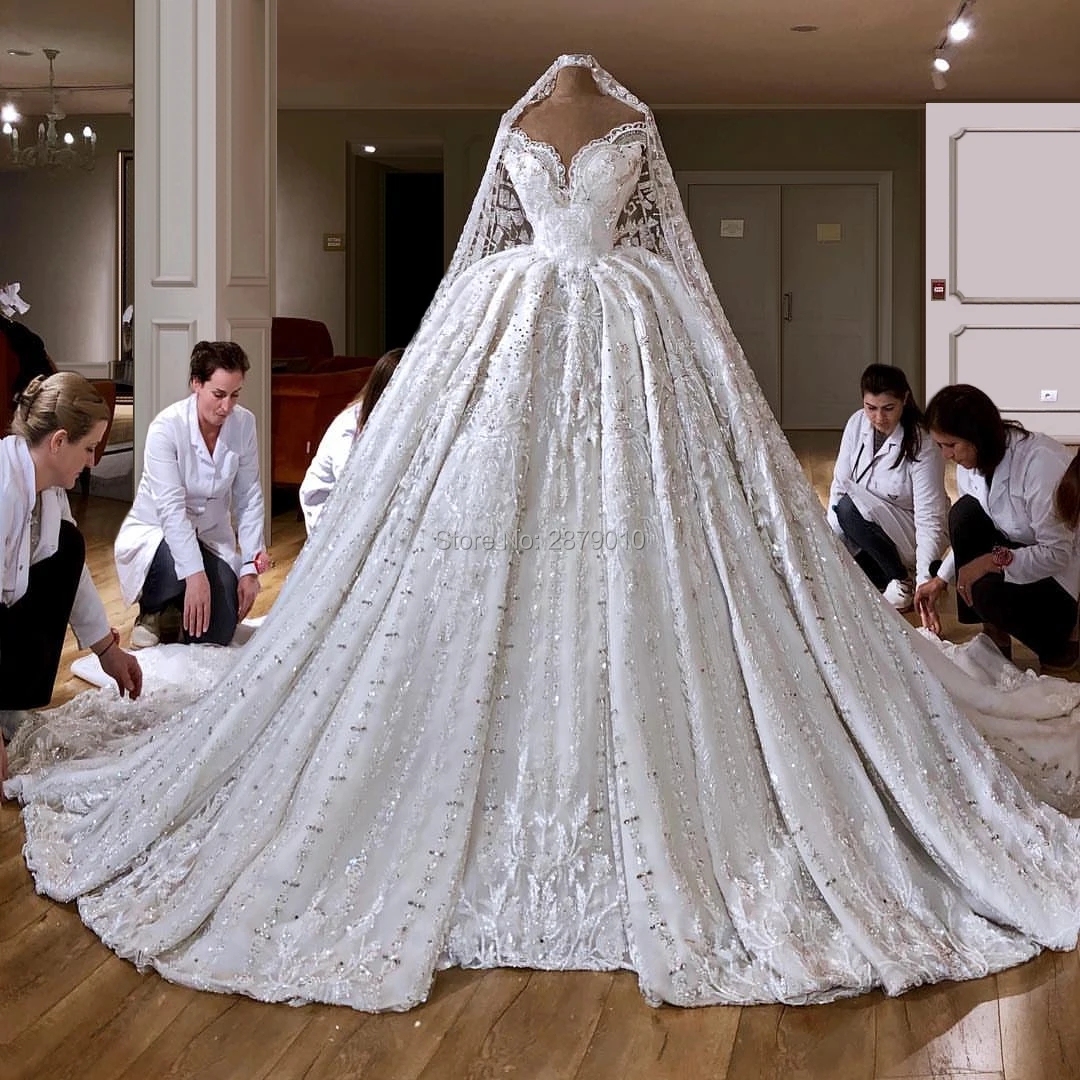 Белое свадебное платье с открытыми плечами бальное Аппликация из бисера вуаль