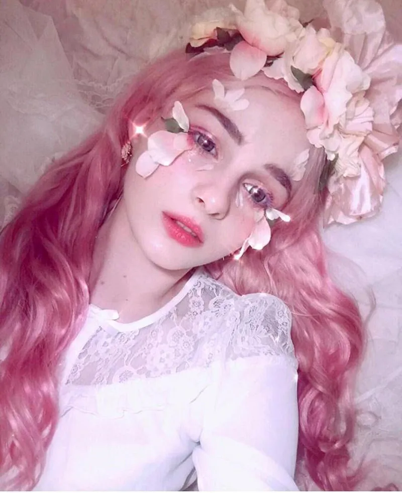 Длинный волнистый розовый и красный парик со средней частью из термостойкого