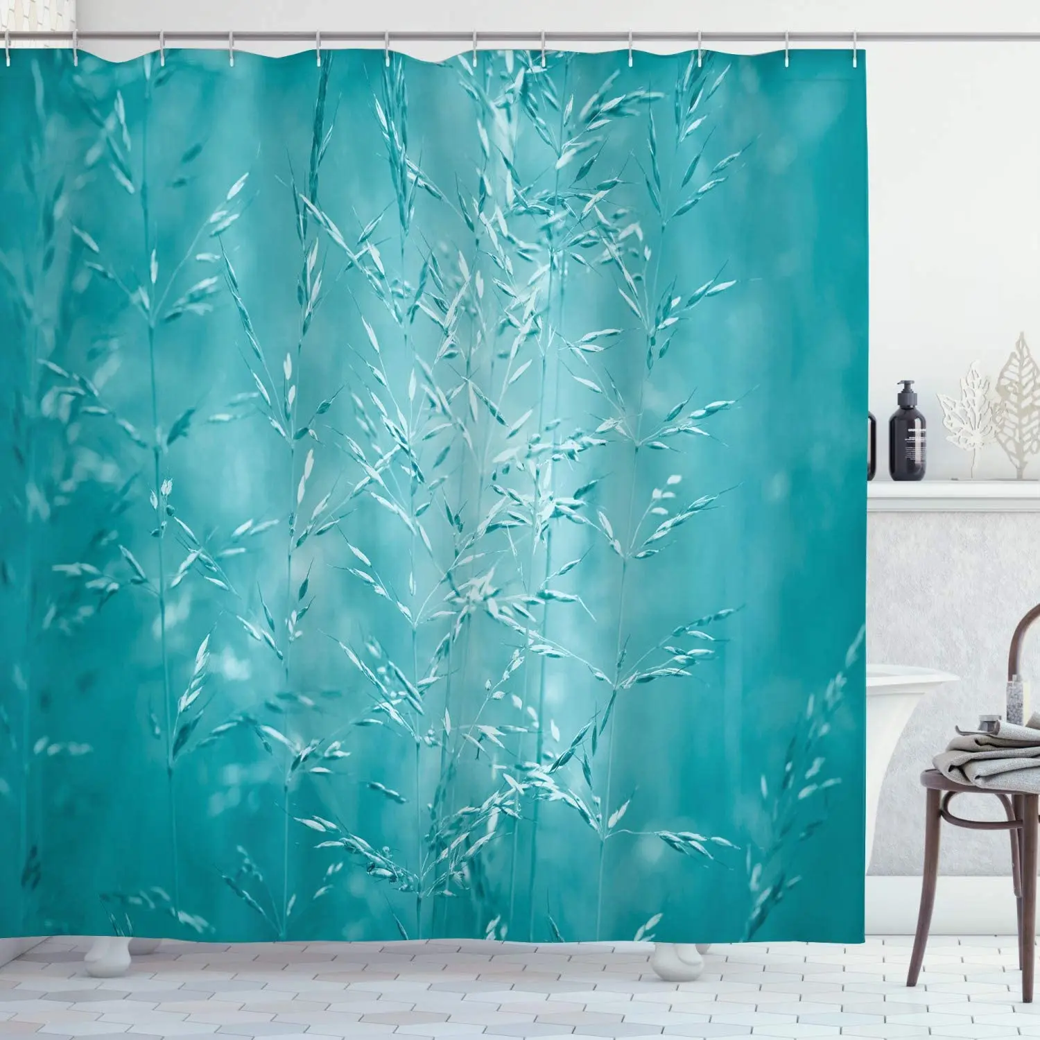 Бирюзовая занавеска для ванной комнаты душа с размытым лугом травой растениями в