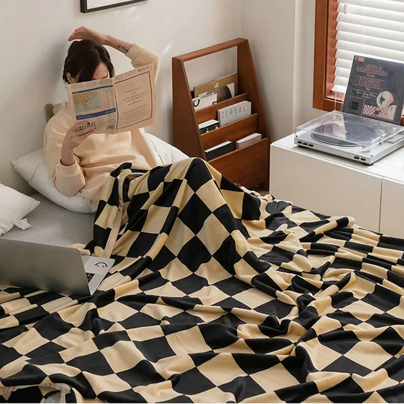 

Office Travel Nap Four Seasons Cover Blanket Retro Checkerboard Coral Velvet Blanket Thick Winter Flannel Warm Soft Blankets