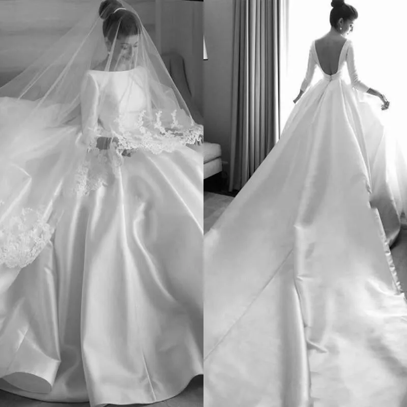 

Sexy Plus Size Satin Beach A Line Wedding Dresses Bateau Neck Low Back Court Train Bridal Gowns Long Sleeves Wedding Dress