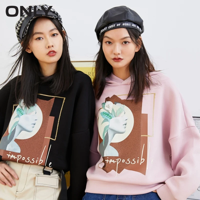 

Женский осенний свитер с капюшоном и принтом