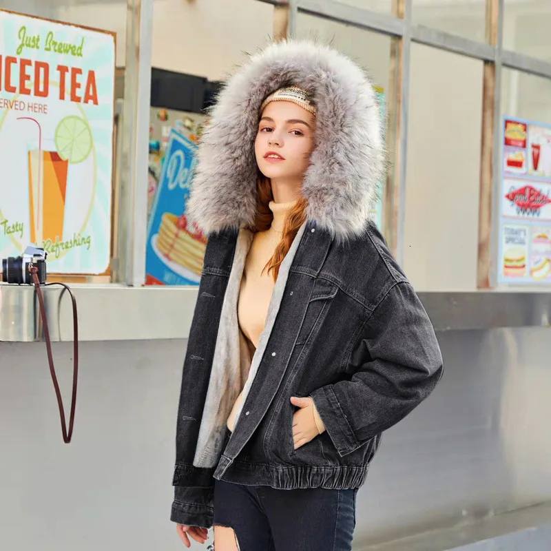 Зимняя черная джинсовая куртка с меховым воротником женская утепленная короткая