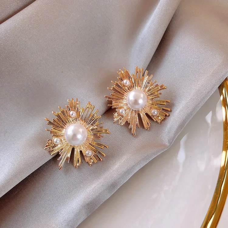 

New Simulated Pearl Irregular Rays Metal Stud Earring for Women Girls Party Jewelry Vacation Earrings for Women Flower Earrings