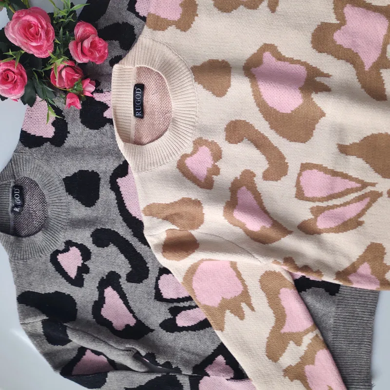 Свитер женский зимний трикотажный с круглым вырезом и леопардовым принтом |