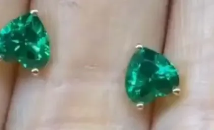 

Elegant 18K WHITE GOLD heart cut LAB CREATEAD EMERALD GREEN 2021NEWEST MOISSANITE EARRING ACCEPT CUSTOMIZED BULKPRICE
