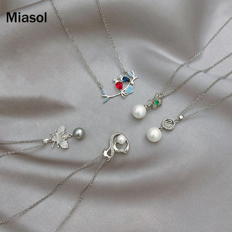 

Women's Necklace Butterfly Girls Neck Pendant Copper Flower Fashion White Cool Lady Jewelry Japan Korea Exquisite Charm Ms Chain