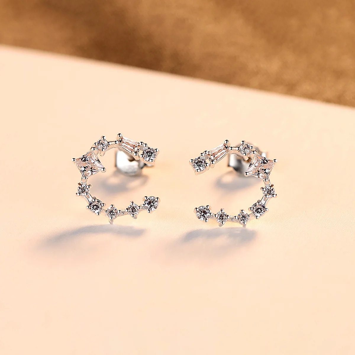 Маленькие серьги-гвоздики с ПАВЕ Модные осенние ювелирные изделия в стиле Томаса