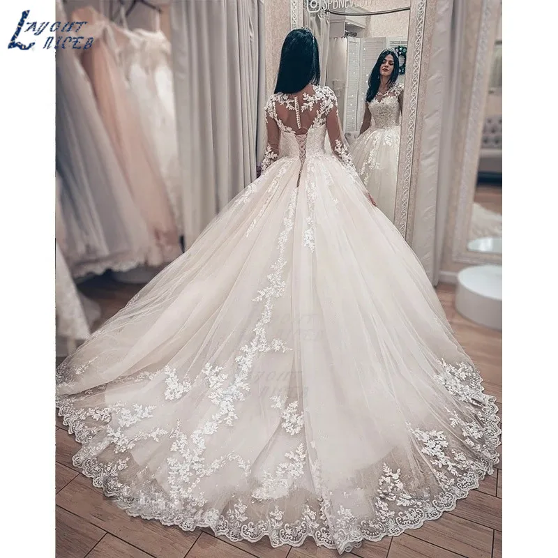 Свадебное платье с длинным рукавом кружевной аппликацией и шлейфом | Свадьбы