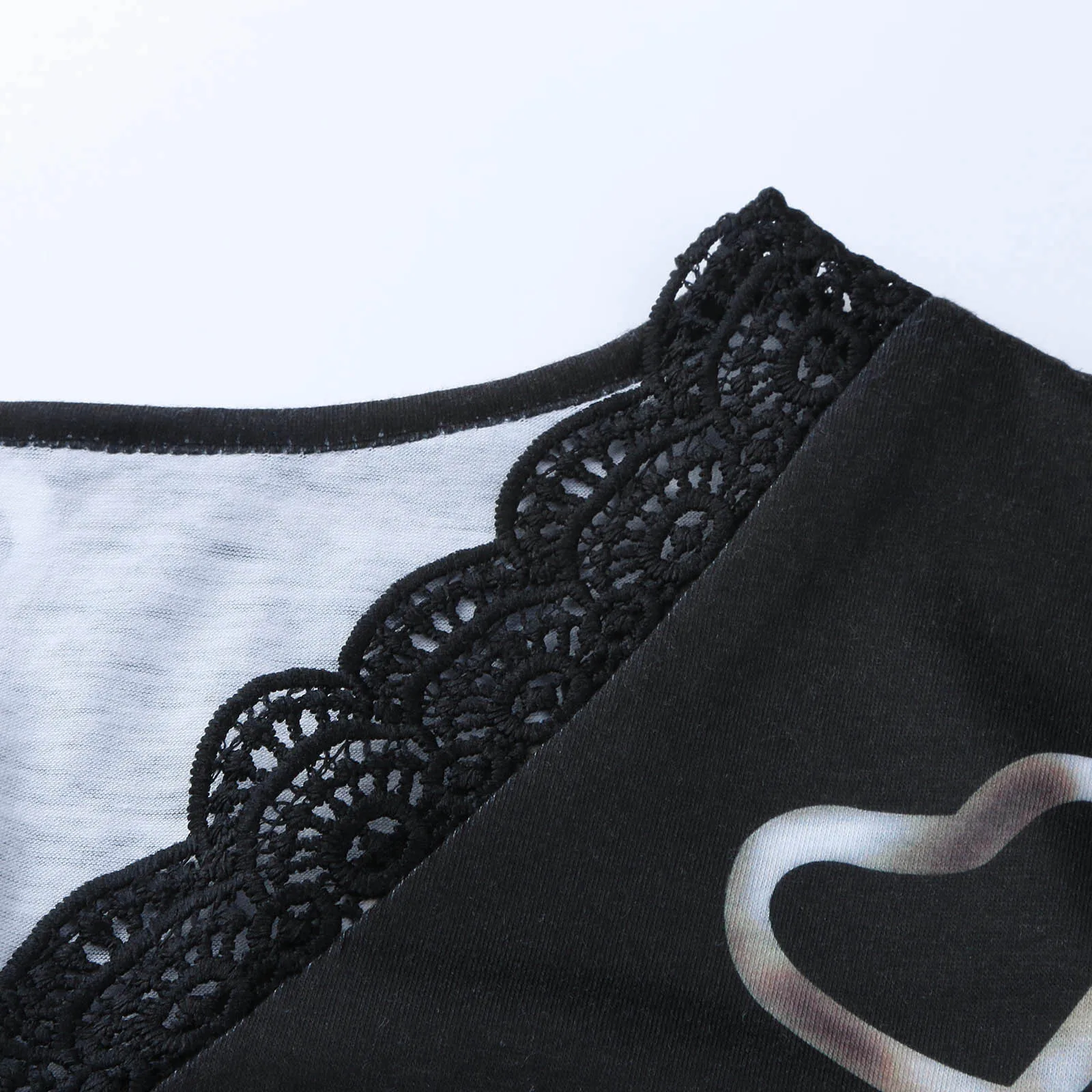 

Ladies Spring Fashion All-Match Tops Love Heart Printed 4 Colors Loose V-Neck Lace Long Sleeve Lady Simplicity T-Shirt Tops New