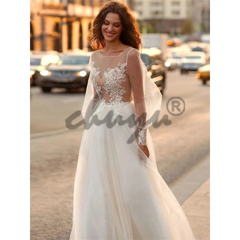 Свадебное платье с глубоким круглым вырезом пышными рукавами трапециевидной