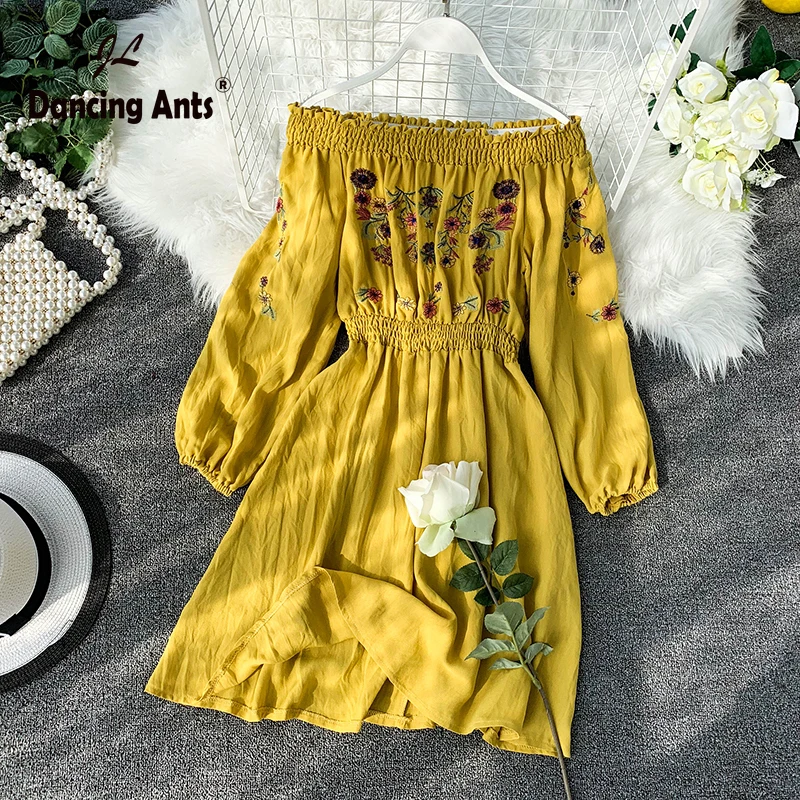 Женское платье с длинными рукавами фонариками и вырезом лодочкой эластичное