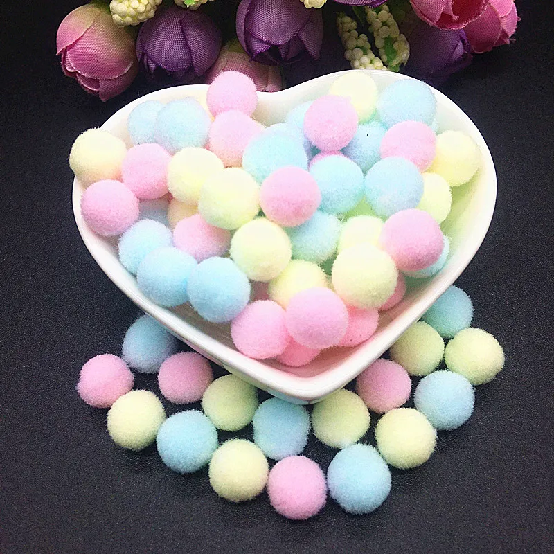 Меховые помпоны светло желтого розового синего цветов мягкие сделай сам ручные