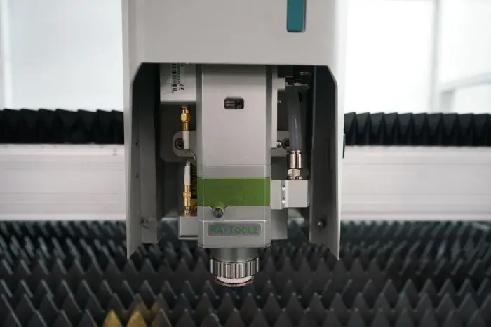 Промышленный пилообразный стол машина для резки панелей из нержавеющей стали