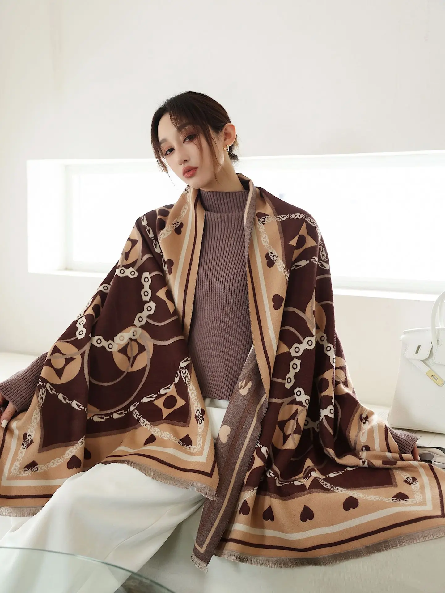 

2021 European and American autumn and winter New Retro printing warm women's scarf fashion trend double-sided Cashmere Shawl