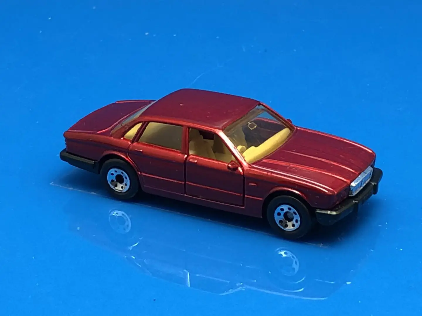 

Спичечный коробок 1/64 1984 Jaguar XJ6 Макао Таиланд китайская коллекция издание металл литья под давлением модель гоночный автомобиль детские игр...