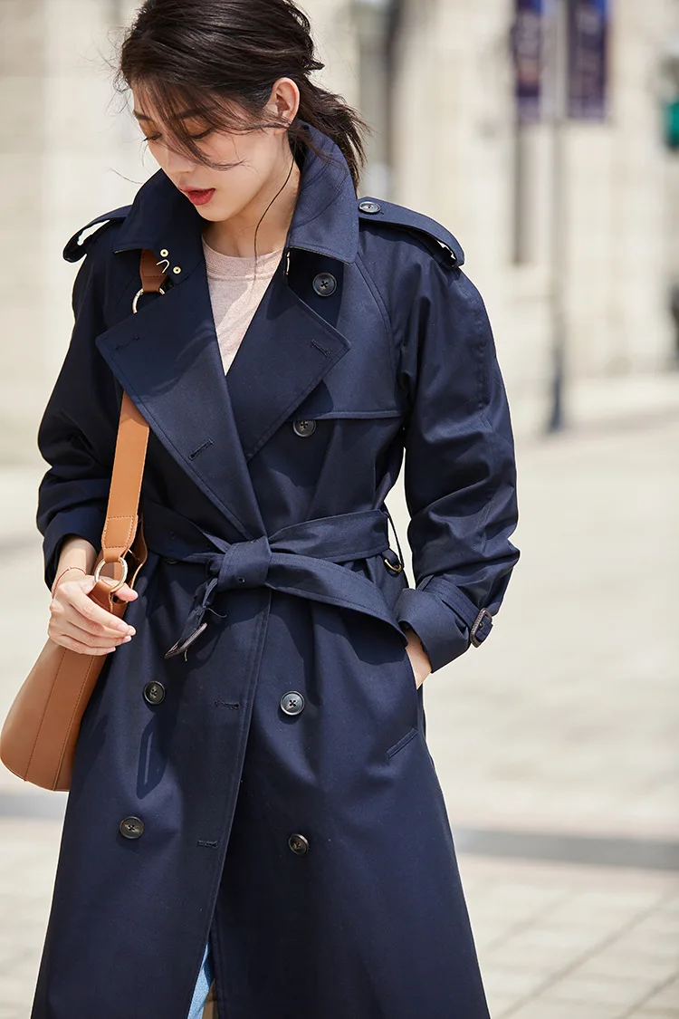 Женская двубортная ветровка на шнуровке средней длины в британском стиле для