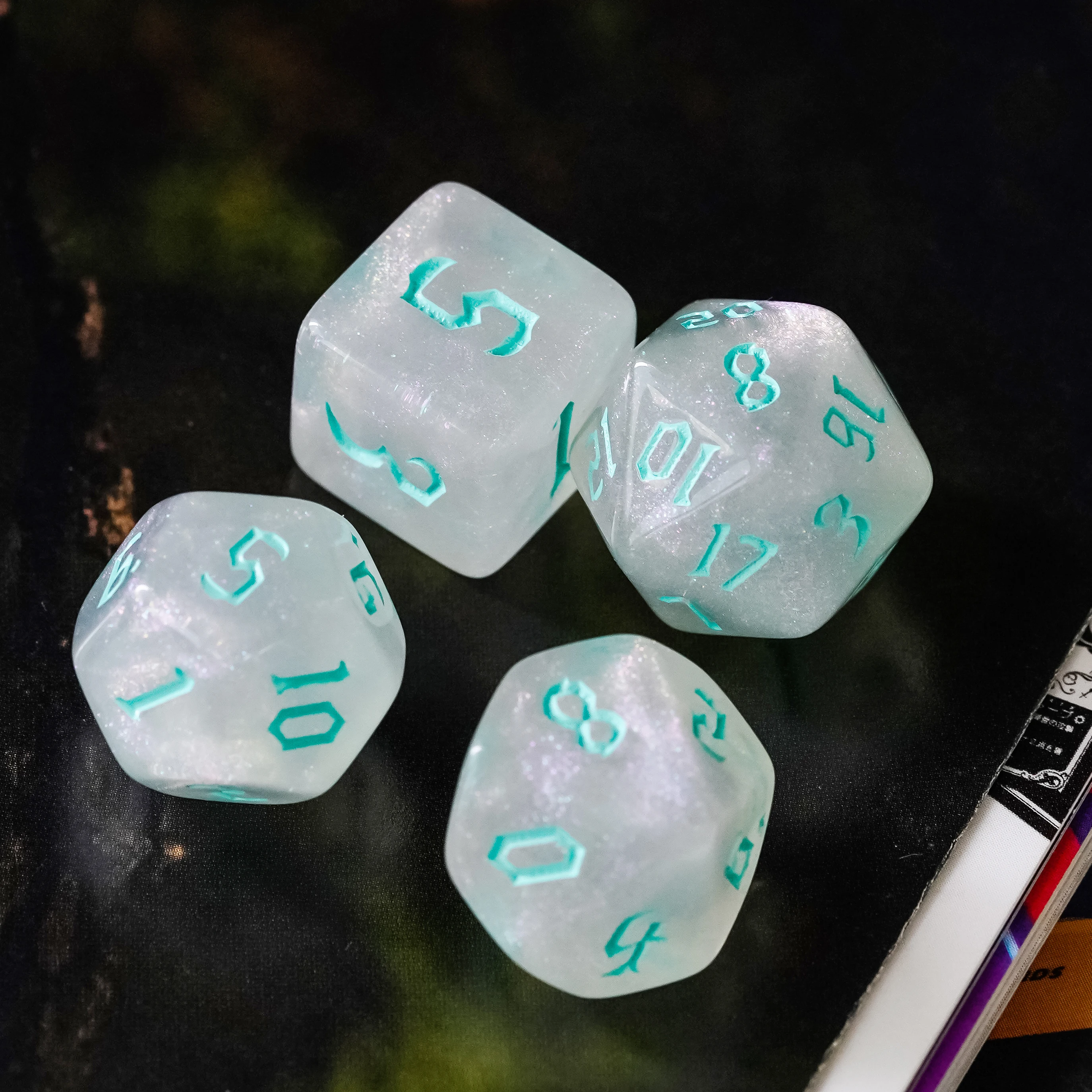 Poludie 7 шт./компл. голубой шрифт игральные кости DND Set D4 D6 D8 D10 D % D12 D20 полупрозрачные
