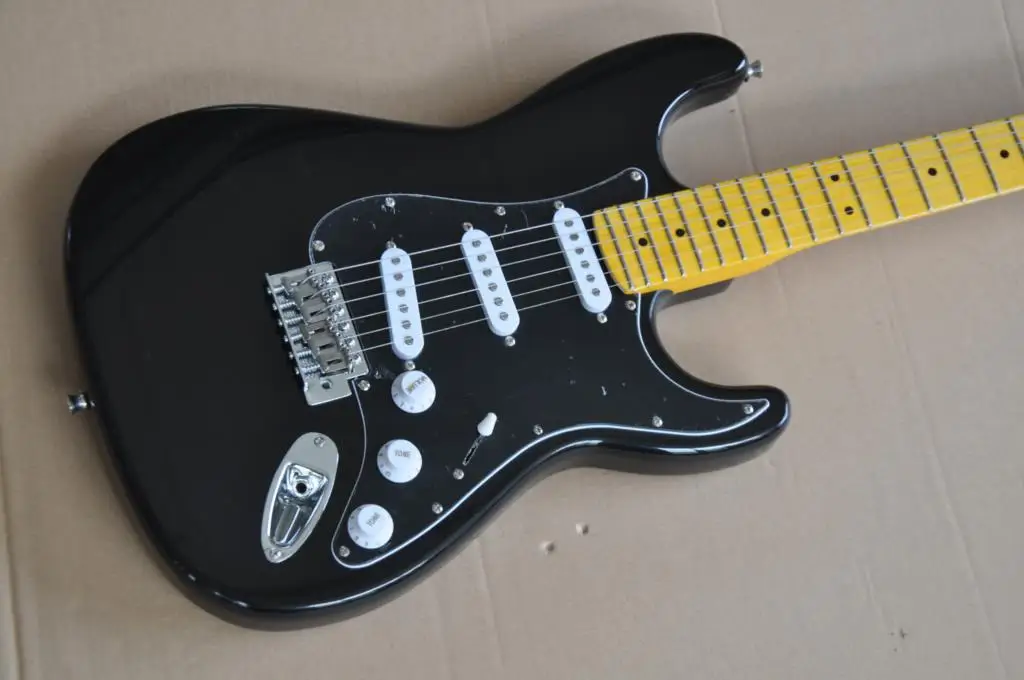 

Free shipping Factory Custom New top Quality electric guitar,New arrival BLACK ST Electric Guitar Yellow neck 8pai