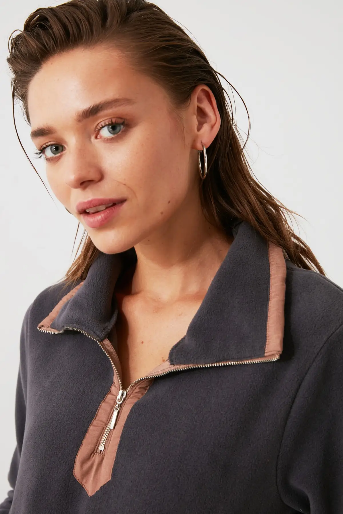 

Trendyol Pocket Detail Fleece Basic Knitted Sweatshirt TWOAW21SW0190