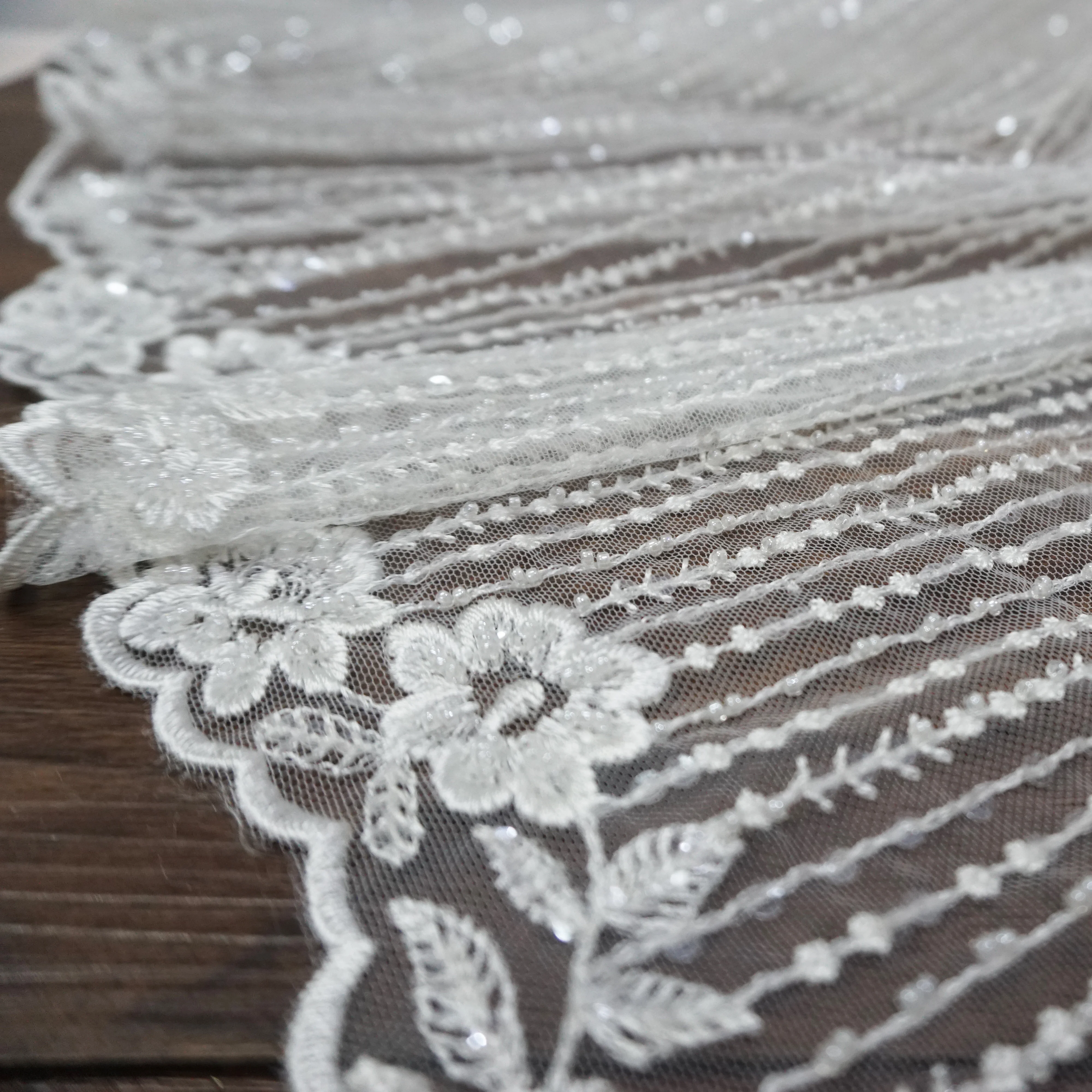 Свадебная кружевная ткань цвета слоновой кости в полоску кружево с бисером!