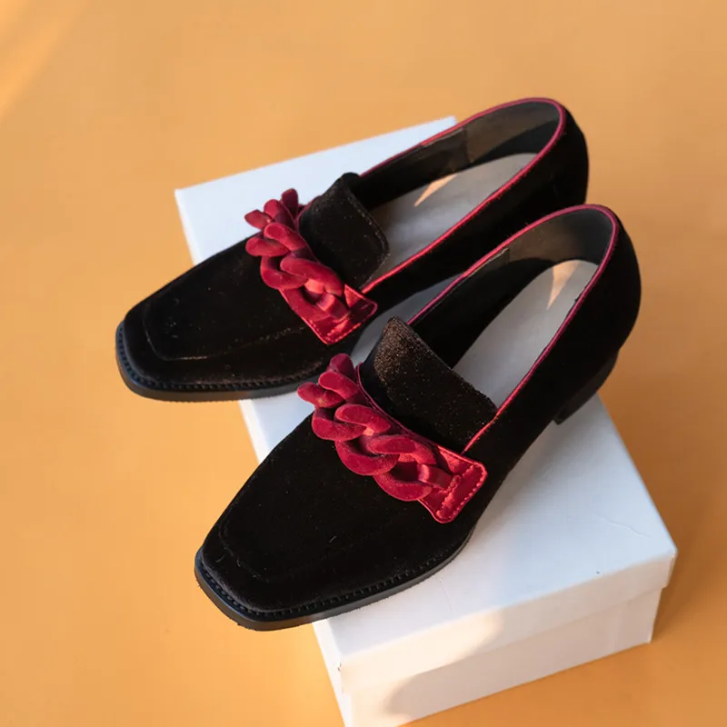 Женские бархатные туфли-лоферы туфли на среднем каблуке с цепочкой в стиле ретро