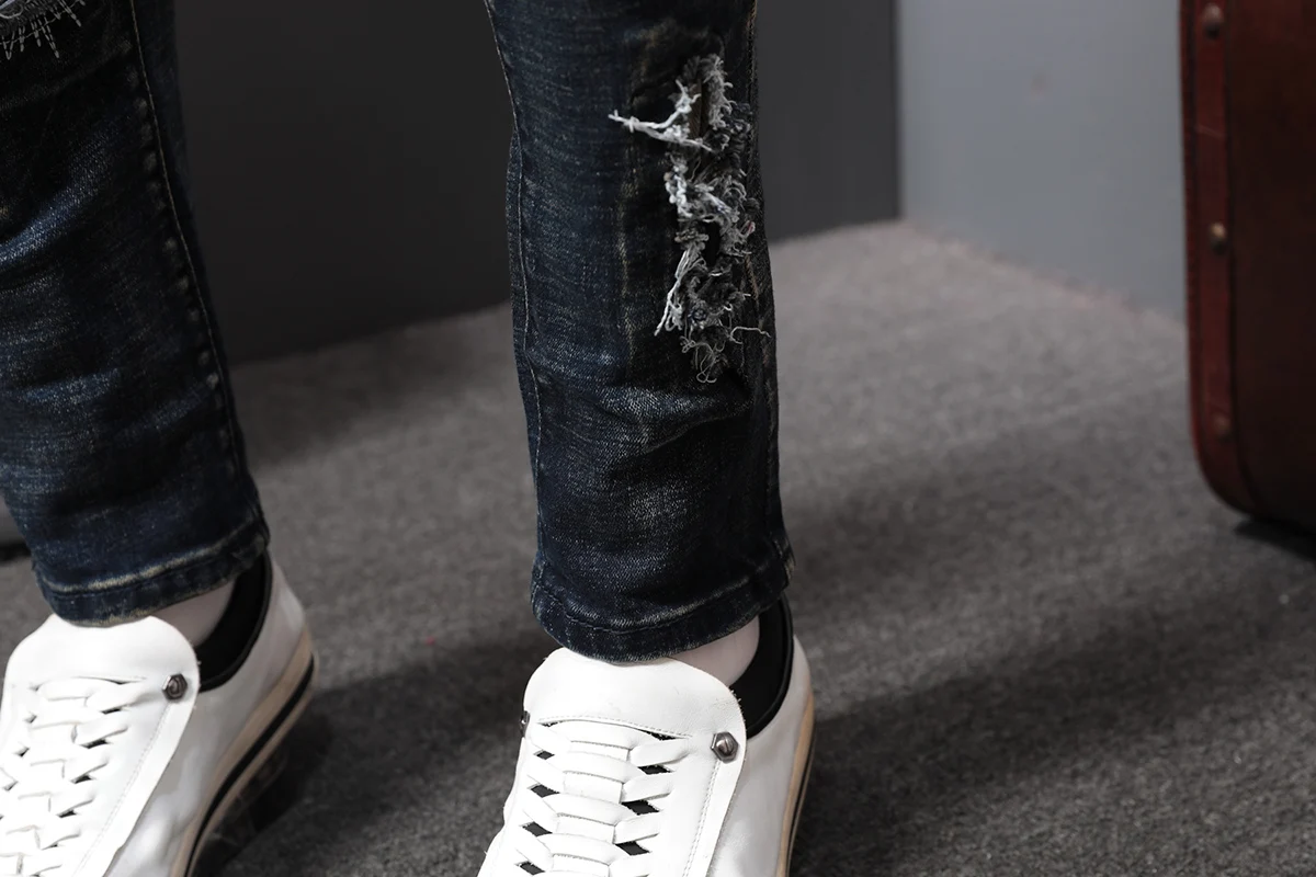 Джинсы с заплатками дырками на весну мужские эластичные облегающие джинсы