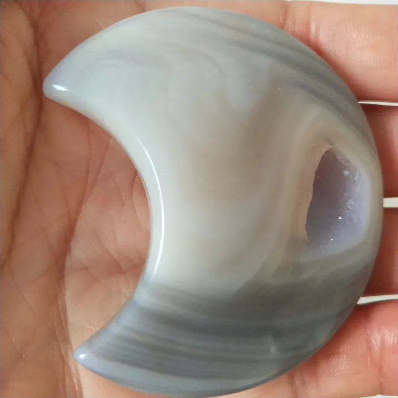 

A Natural stones and crystals cristal tThe shape of the moon agate crystal cluster home decor palm stone very beautifulThe