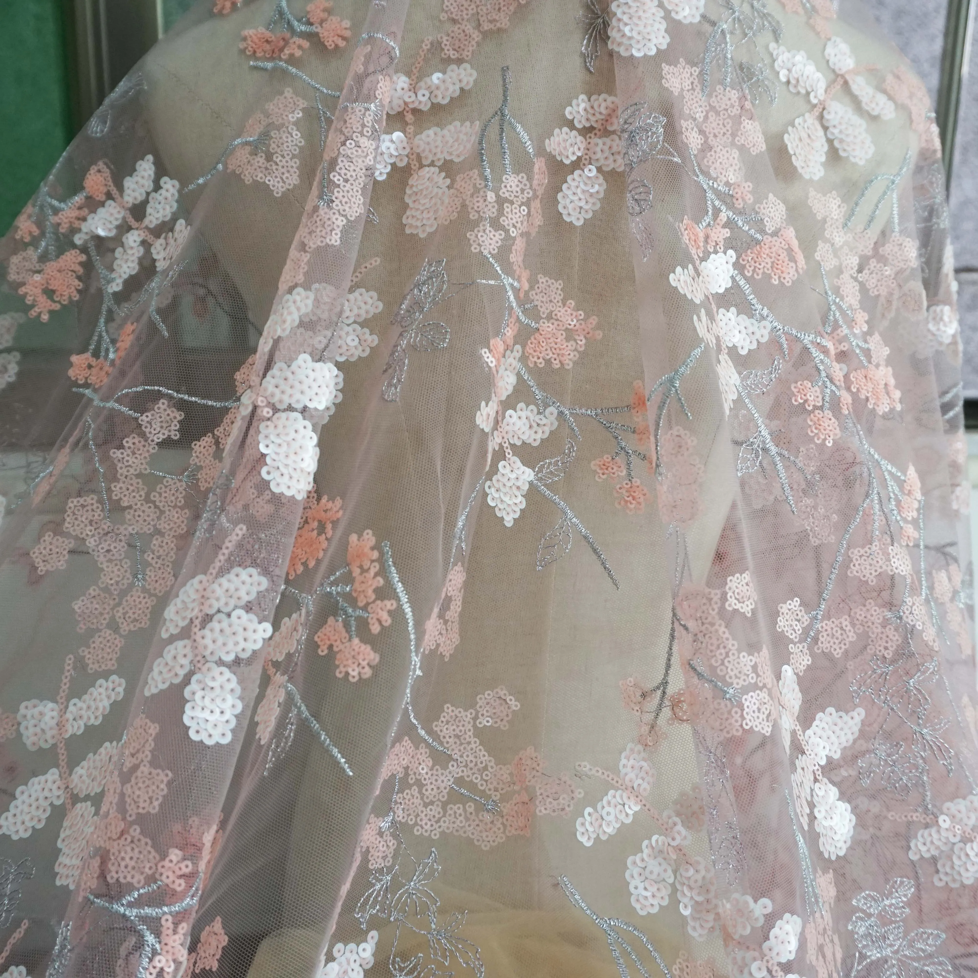 Сетчатая кружевная ткань телесного и розового цвета с маленькими цветами