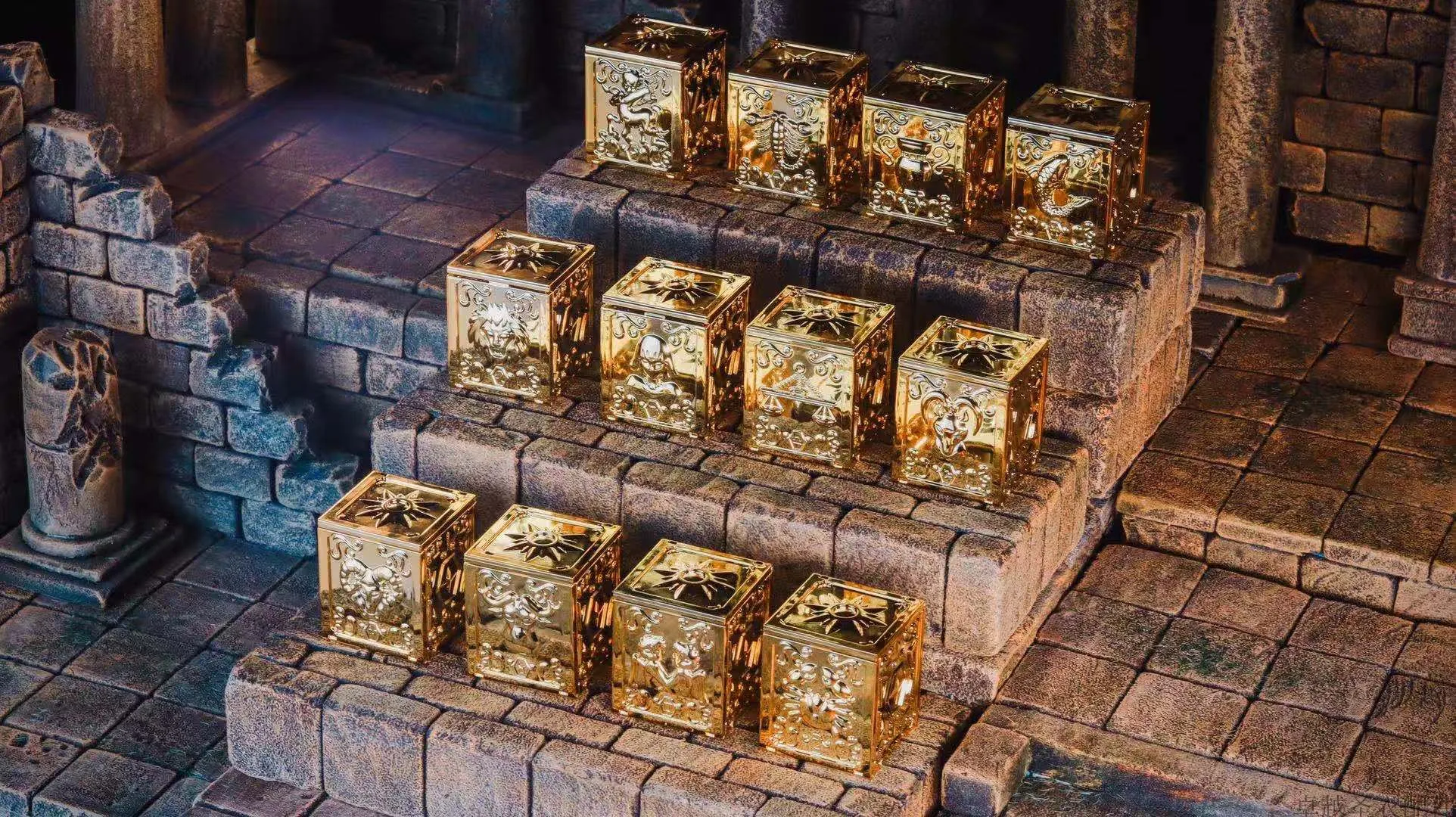 Чемодан RH 12 с изображением золотых святых бокс из ткани мифа Сейи созвездий