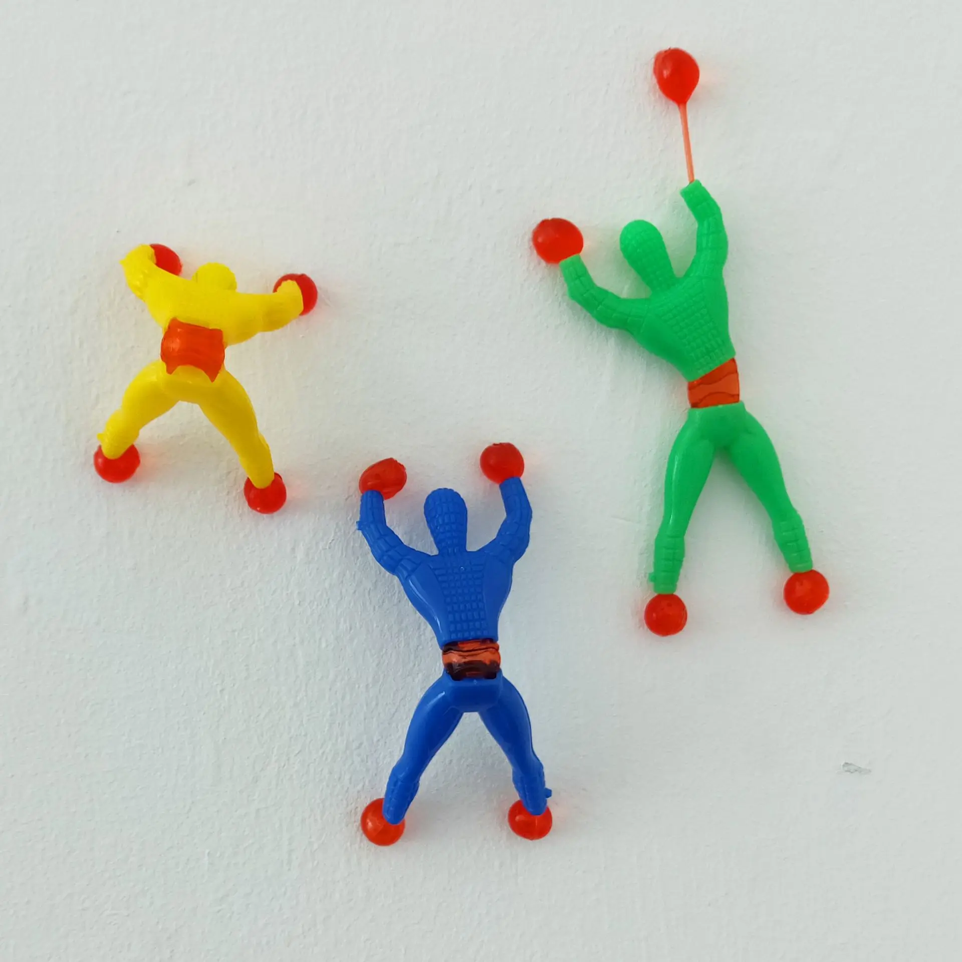 

10pcs Novelty Sticky Wall Climbing Flip Spider Man Climber Classic Toys Gags & Practical Jokes Kids Children Toys Random Color
