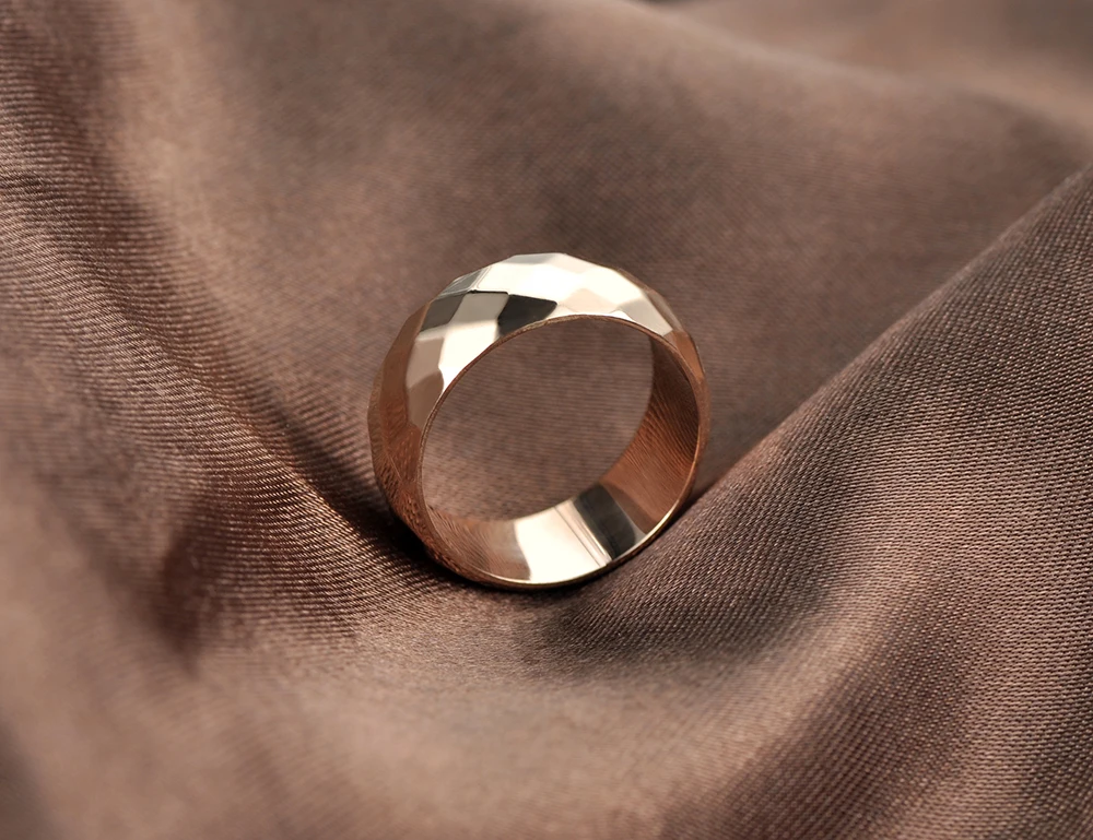 Женское кольцо из нержавеющей стали JeeMango обручальное шириной 8 мм с огранкой лица