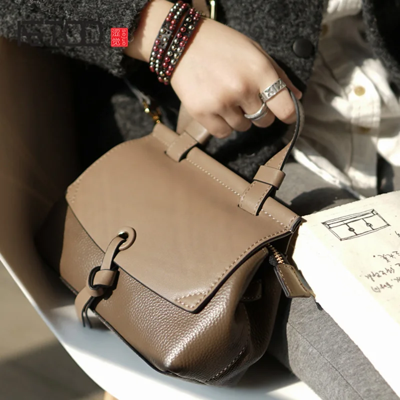 

AETOO Leather Art Mini Retro slant bag, single shoulder handheld to do old doctor bag, stylish simple cowhide bag