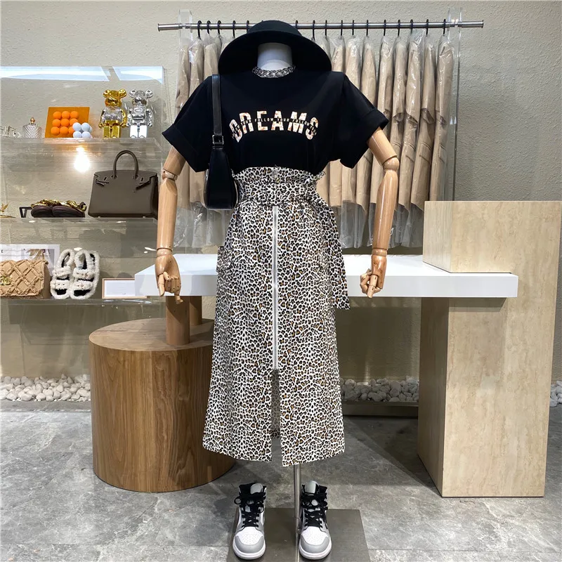 

2021 High-waisted Zipper Retro Leopard Print Slit Tie With Hip Wrap + Personality Letter Print Short-sleeved Round Neck 2 Suit