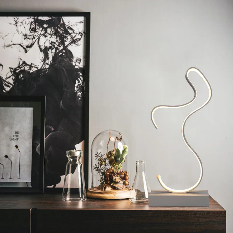 barato Simples E Moderno Led Espiral Lâmpada De Mesa Curvada Lâmpada Cabeceira Branco Fresco Luz Quente Para Sala Estar Cama Leitura Iluminação Wf1026