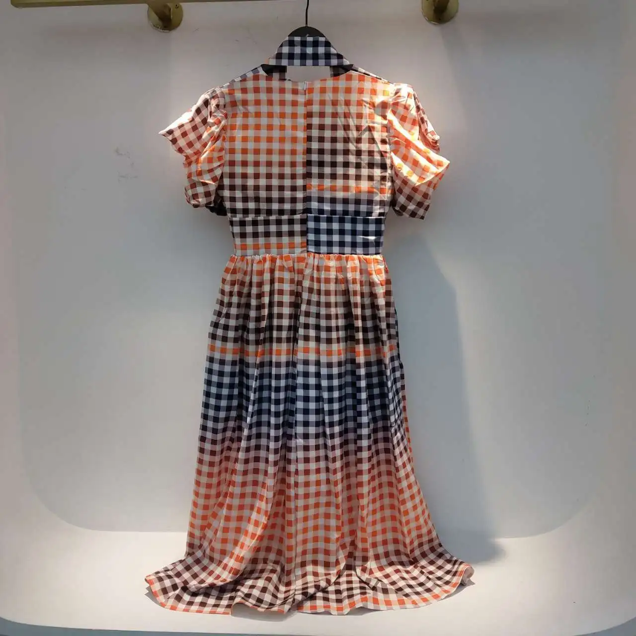 

SHENGPALAE fashion Gradient color plaid dress women's summer 2021 new V-neck lace up waist short sleeve mid-calf dresses FN363