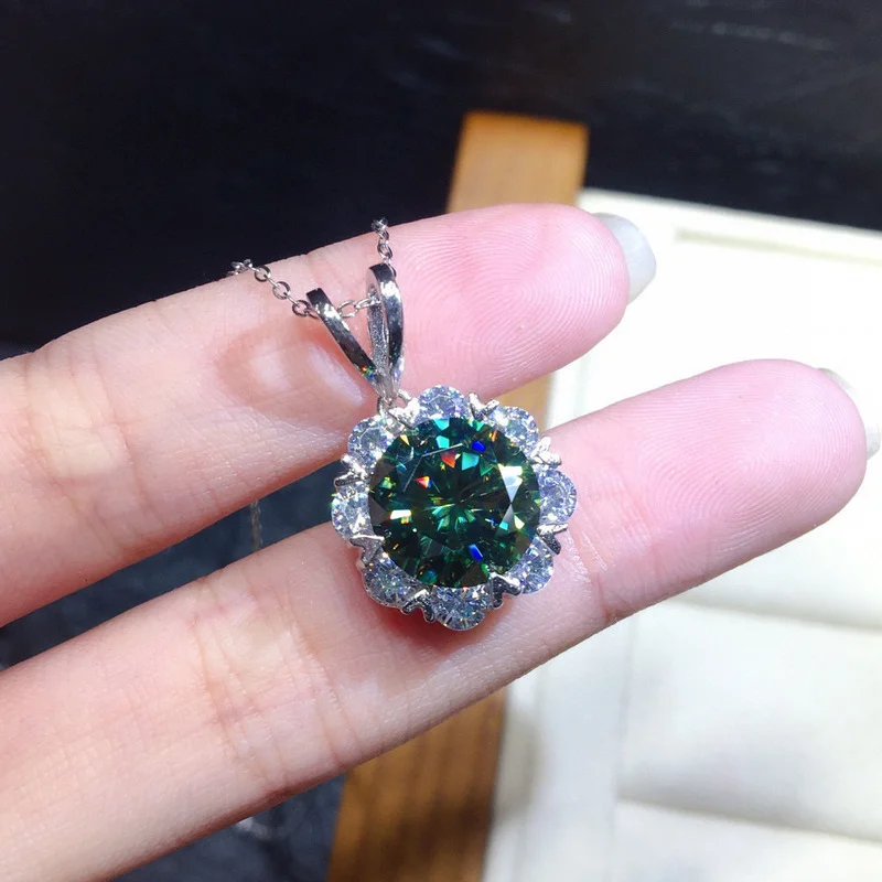 

Кулон женский из серебра 925 пробы с зеленым бриллиантом 2 карата