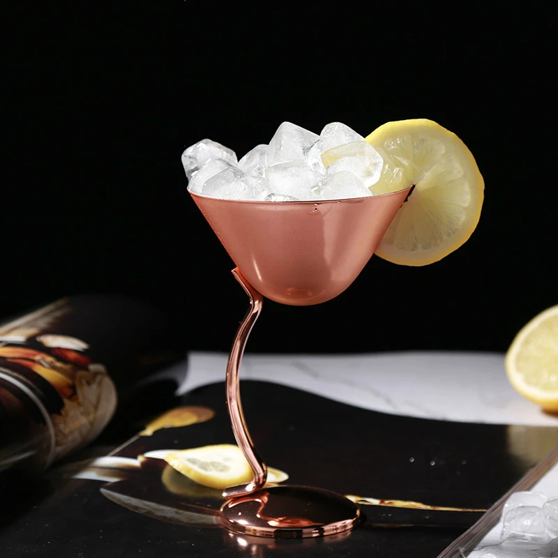 Элегантный металлический бокал для мартини с изогнутой ножкой из нержавеющей