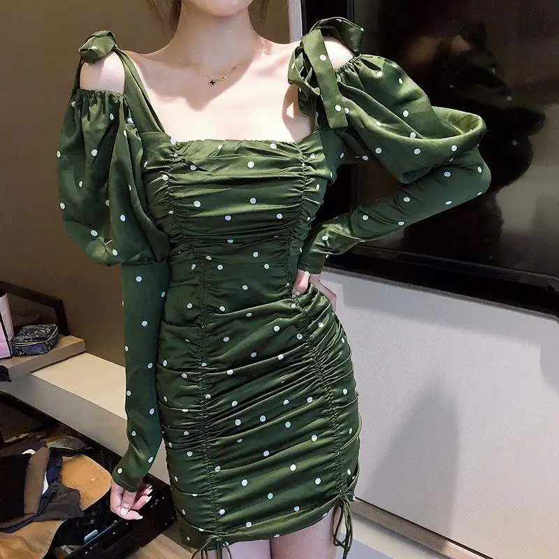 Платье в горошек с длинным рукавом и рюшами | Женская одежда