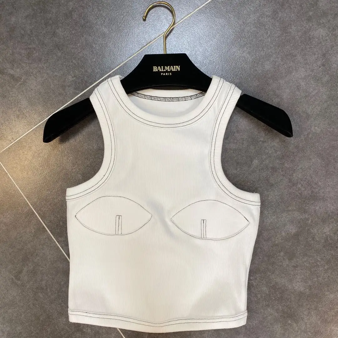 Женский короткий топ без рукавов с круглым вырезом и цветными следами на груди -