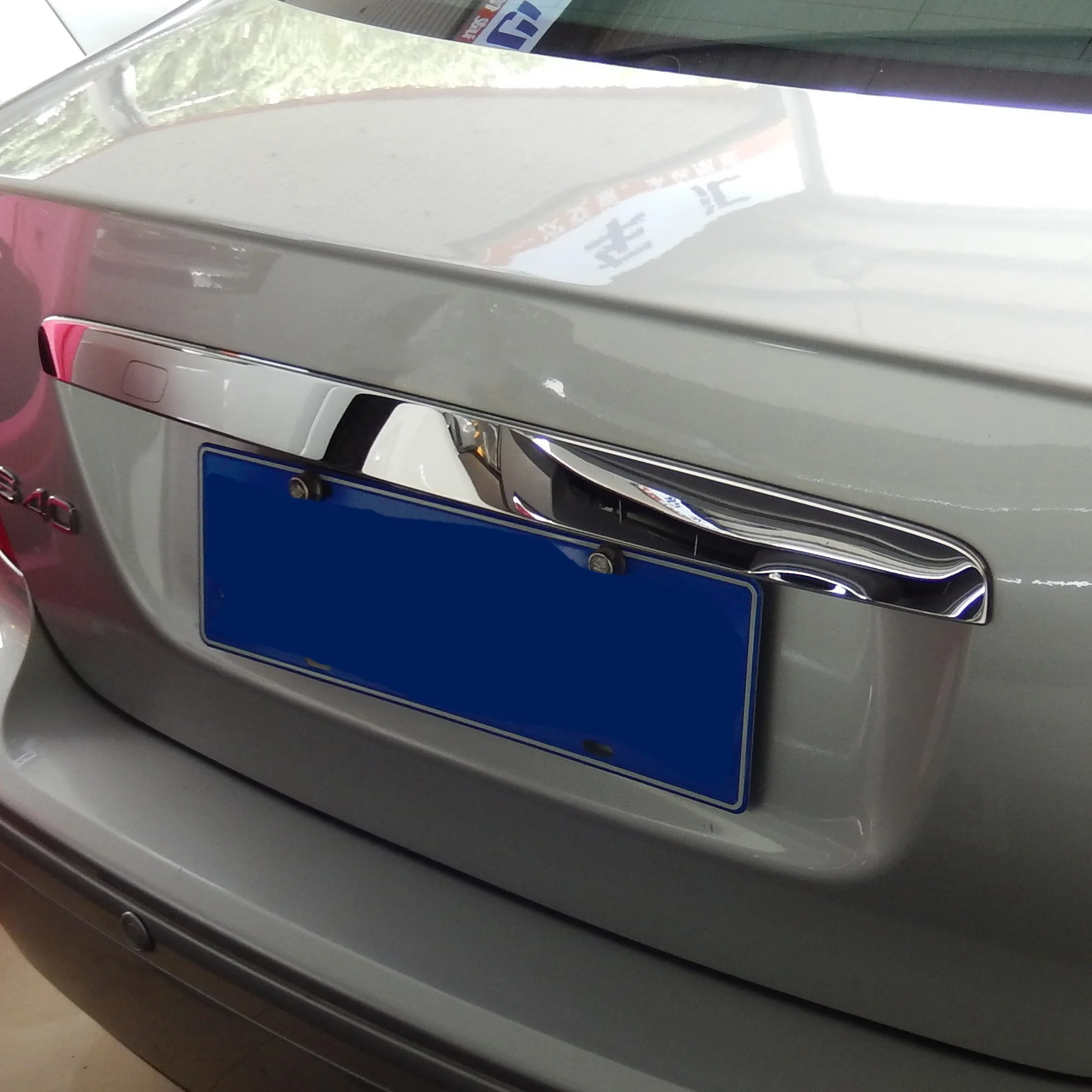 Хромированная накладка из нержавеющей стали на крышку багажника Volvo S40 2го