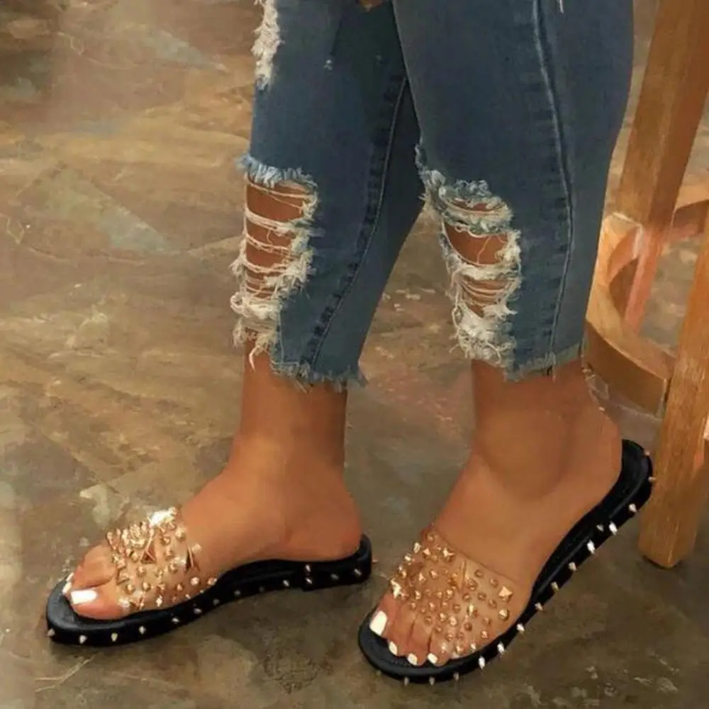 Летние женские прозрачные шлепанцы на плоской подошве с заклепками Модные