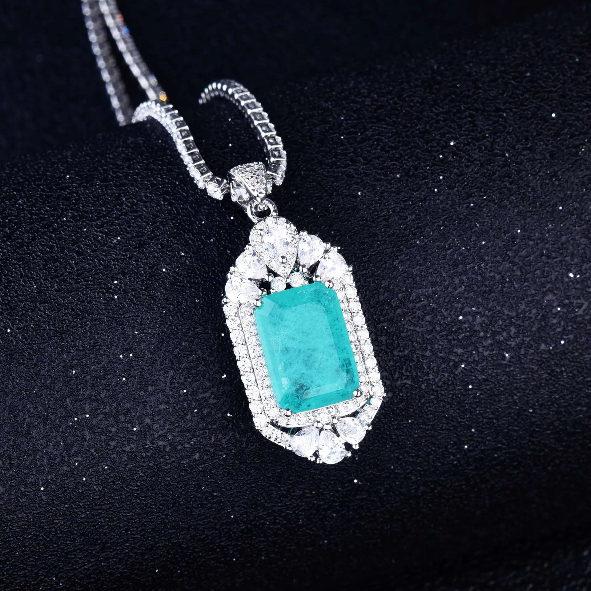 

2021 New European Water Drop Pear Shape Four Leaf Clover Pendant Necklace with Dazzling Cyan Blue CZ Women Jewelry Fashion Trend