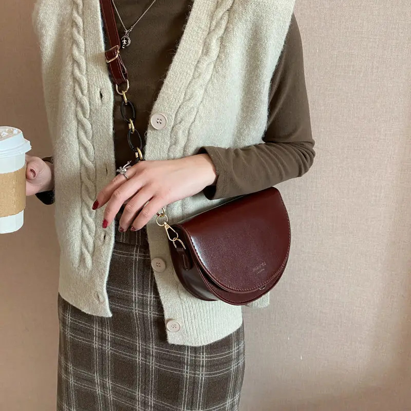 Сумка через плечо женская однотонная кожаная с регулируемой цепочкой 2022 - купить