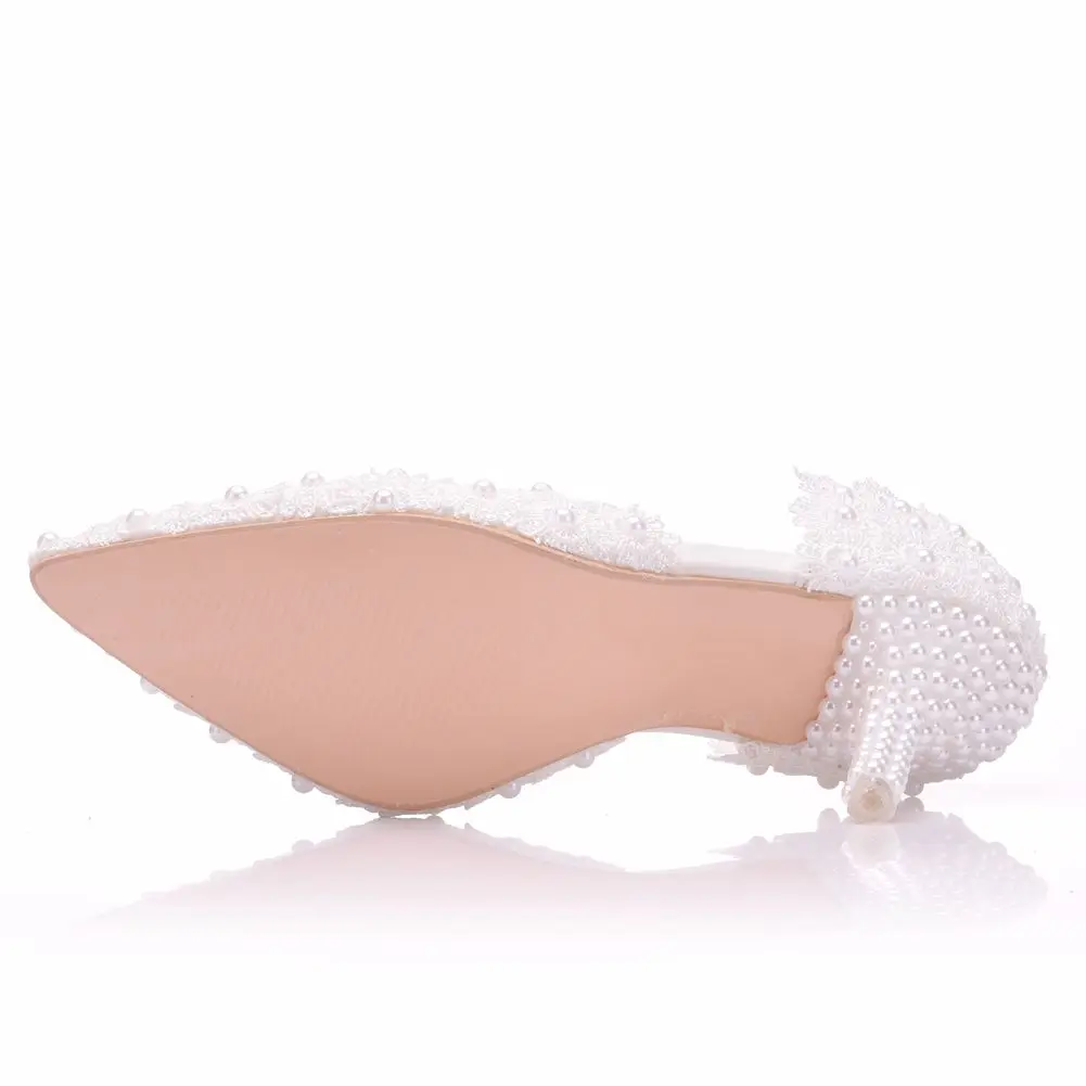 Женские свадебные туфли украшенные кристаллами и жемчугом белые кружевные с