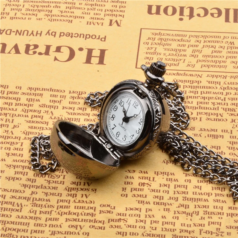 

Retro Double Side Wings Quartz Watch Necklace Carving Pendant Chain Clock Pocket Watch Men's And Women's Necklace Watches