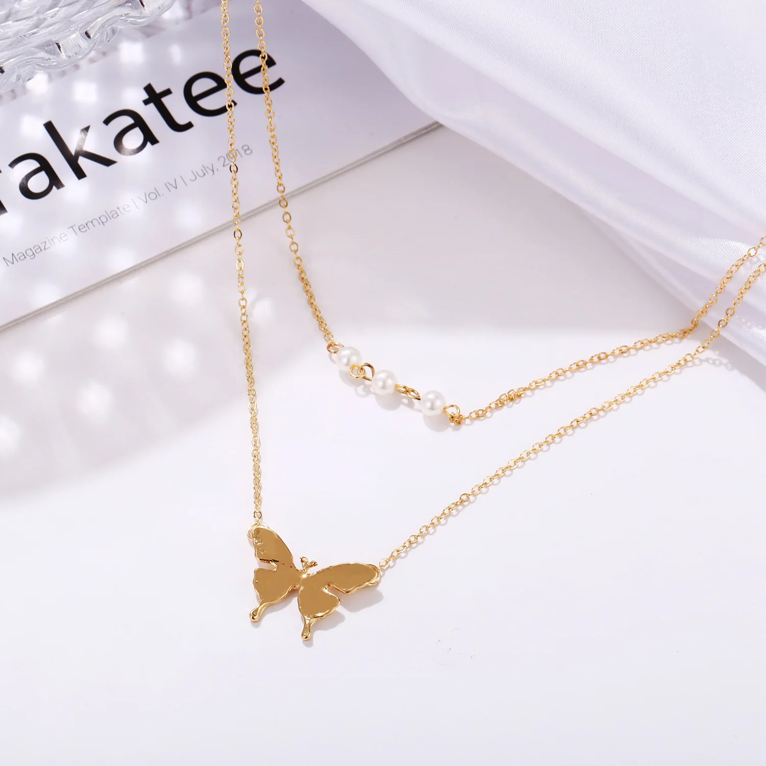 

2021 new fashion trend creative wild double layer imitation pearl butterfly pendant simple clavicle chain wholesale