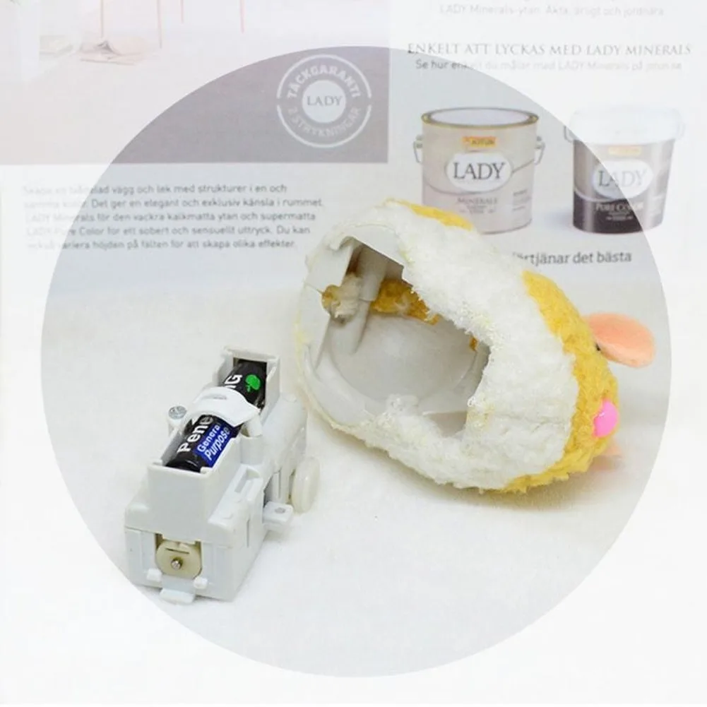 Электрическая игрушка привлекает ребенка чтобы захватить движущийся прозрачный