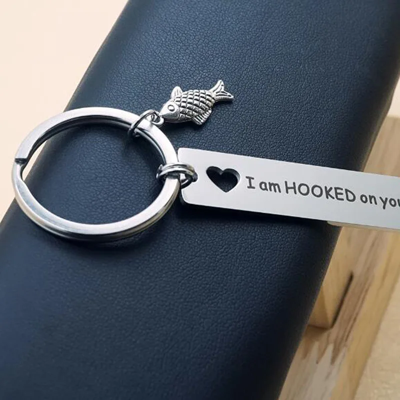 Нержавеющая сталь брелок 每当变幻时 выгравированы очарование рыбы в форме сердца