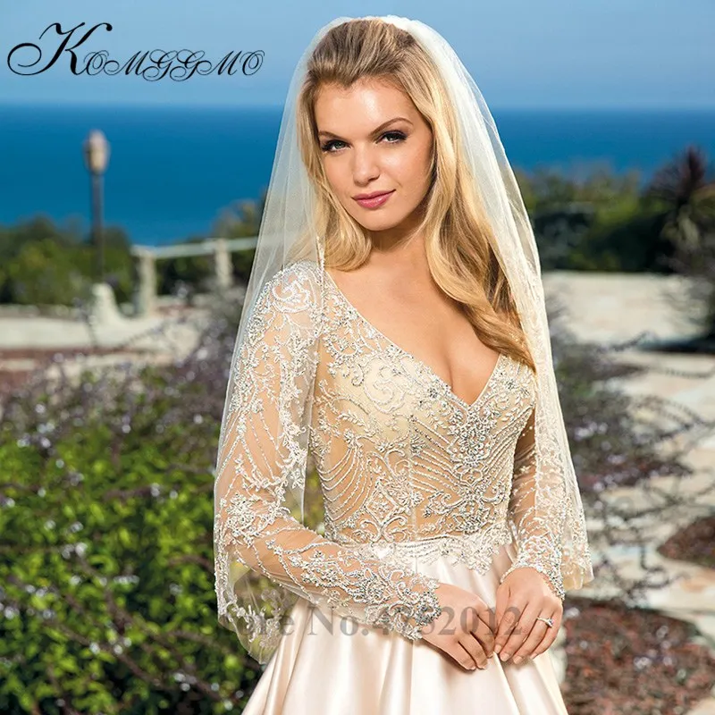 Элегантное платье с v-образным вырезом из бисера и складки ТРАПЕЦИЕВИДНОЕ